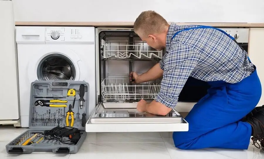 Polatlı Miele servisi teknisyen ekibi beyaz eşya tamiri yaparken